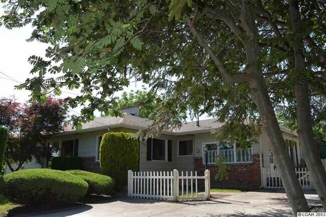 Primary Photo - Large 4 Bedroom Orchards Home with private...