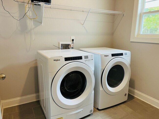 Building Photo - ***MOVE IN SPECIAL*** Wow! Perfect 4 bedro...