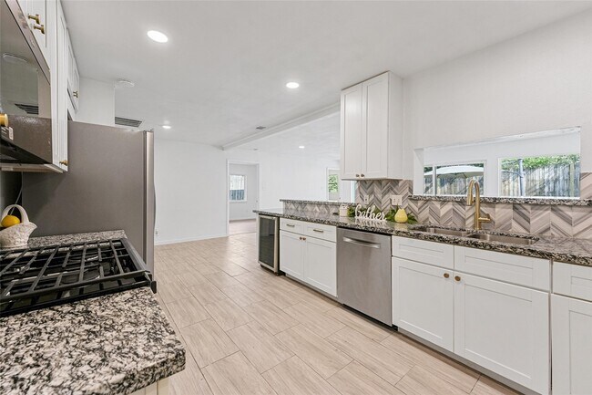 Building Photo - 5010 W 43rd St
