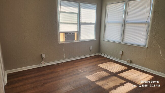 Building Photo - 400-402 S Peninsula Dr