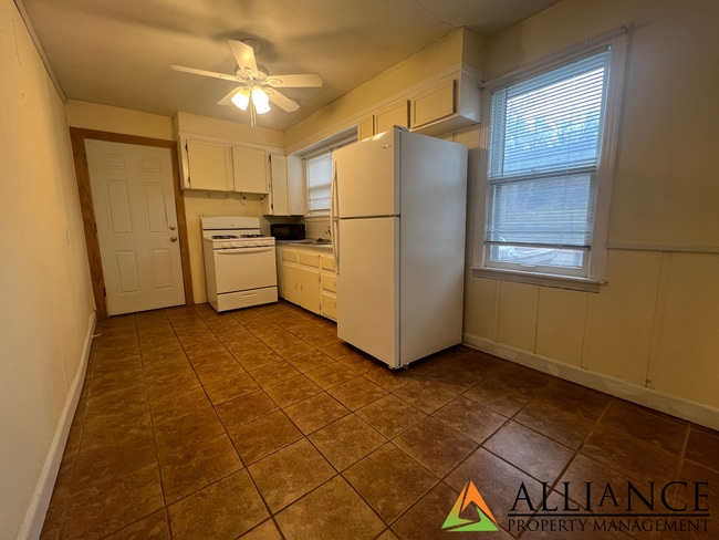 Building Photo - Cozy Home with Easy Access to Ft. Riley Blvd!