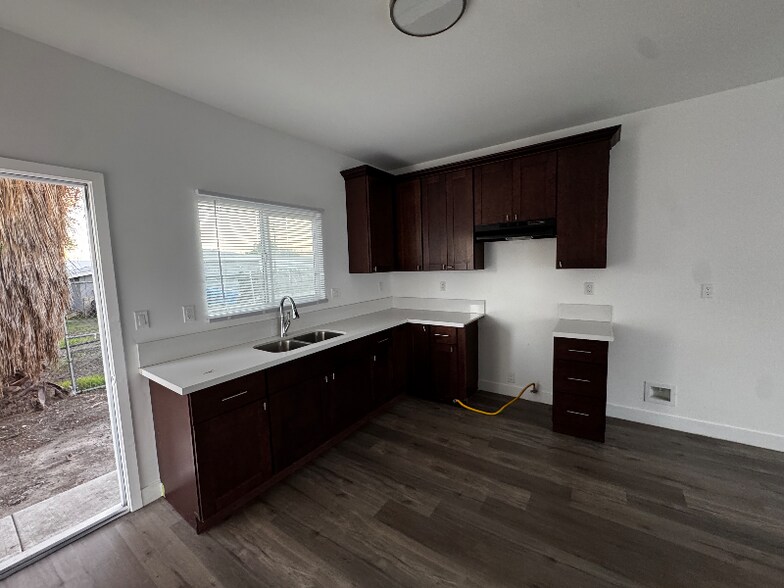 Building Photo - 1083 W 9th St