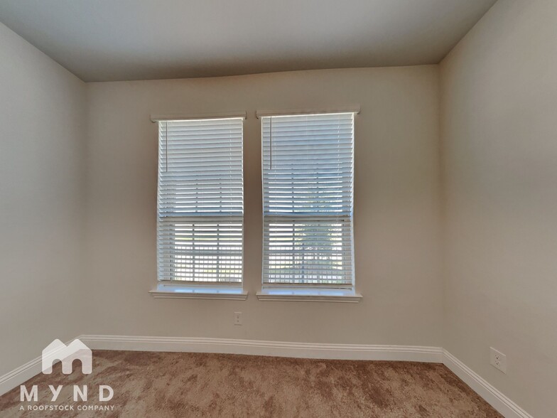 Building Photo - 5568 Kilmer Dr