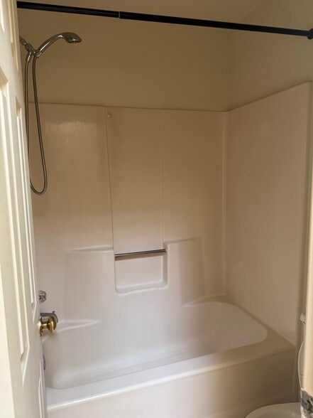 Main bedroom bathroom - 4614 Islander Ct