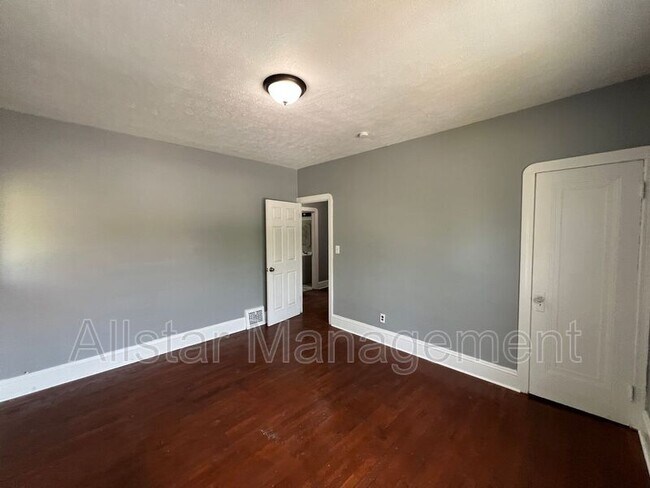 Building Photo - 3255 E 139th St