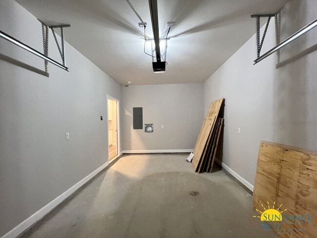 Building Photo - Custom Fort Walton Beach Townhouse in Gated Community!