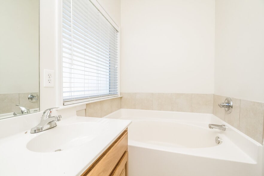 Building Photo - 3306 Hamberton Cir