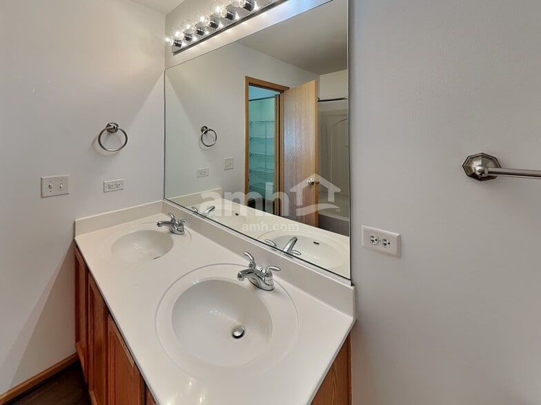 Building Photo - 25222 Declaration Dr