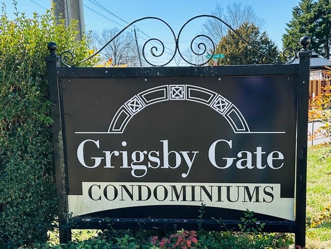 Building Photo - 2BR/2BA condo – Vaulted Ceilings, Granite Kitchen & Prime North Knoxville Location