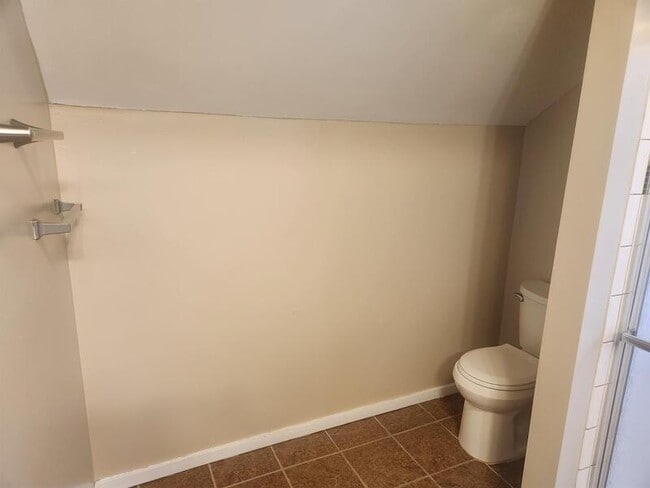 Building Photo - 801 N Gladstone Ave