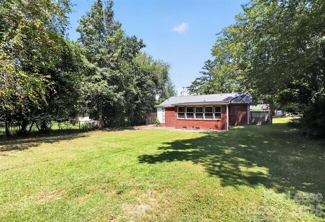 Building Photo - 4914 Unaka Ave