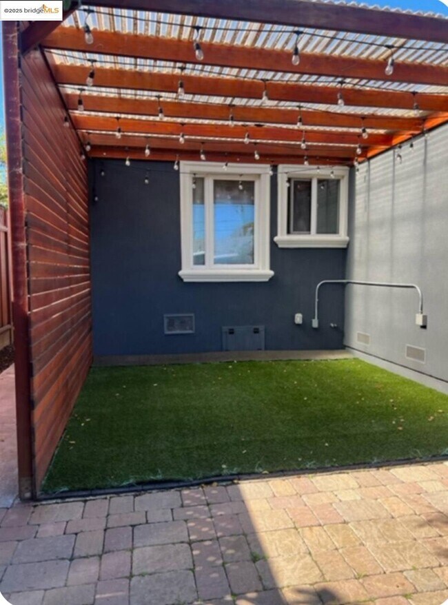 Building Photo - 640 Myrtle Ave