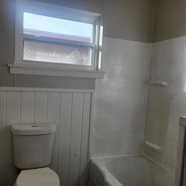 Building Photo - 2306 SW 8th Ave