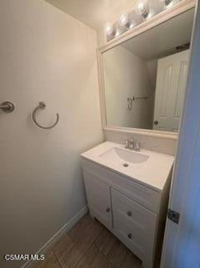 Building Photo - Welcome to this beautifully updated 3-bedroom, 2.5-bathroom home located in one of Calabasas