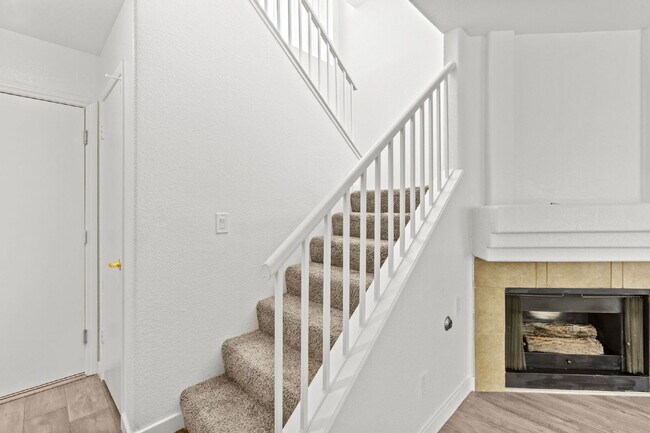 Building Photo - "Charming 3-Bedroom Townhouse Oasis with 2 Full Baths in Las Vegas – 1220 Sq Ft of Comfortable Li...