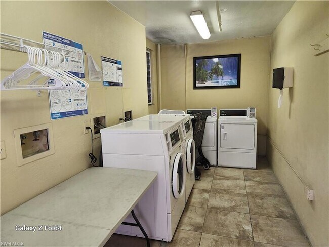 Building Photo - 805 River Point Dr