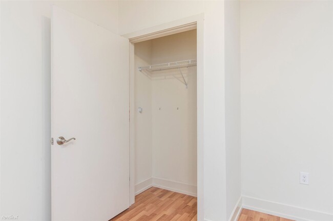 Building Photo - 4 br, 2 bath Triplex - 1509 MASTER ST Unit...