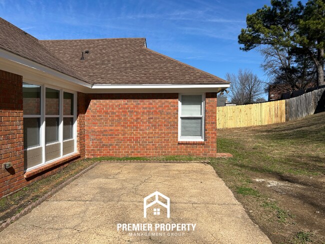Building Photo - Spacious 3BR Memphis Home | Vaulted Ceilings, Fireplace, 2-Car Garage & Fenced Yard
