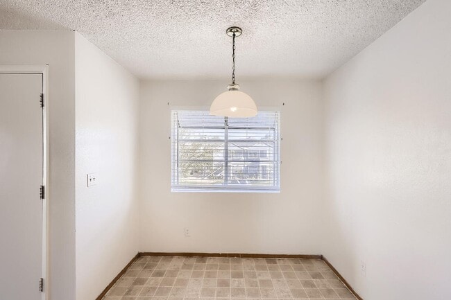 Building Photo - LOVELY 2 bedroom Condo Ready for Immediate Move in!!