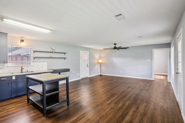 Building Photo - 755 E Bellville St