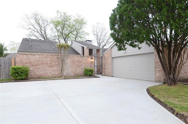 Building Photo - 2023 Woodland Springs St