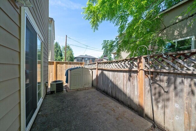 Building Photo - Amazing Eastmoreland Home Near Sellwood wi...