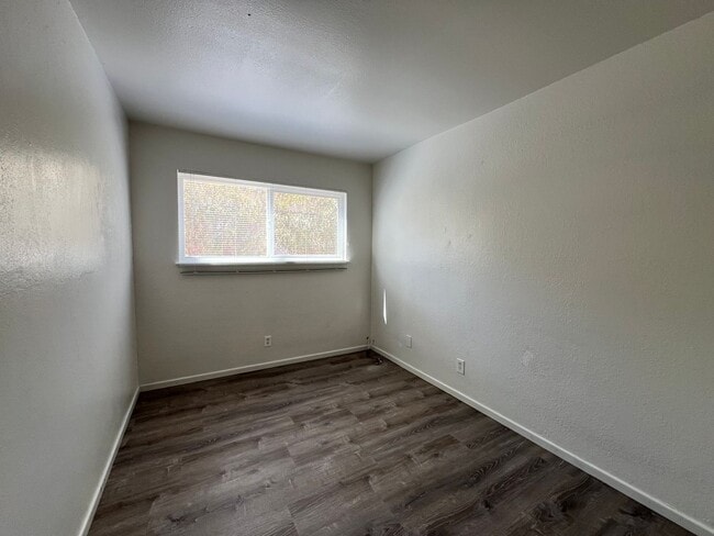 Building Photo - Beautiful 4 Bedroom 2 Bathroom Home