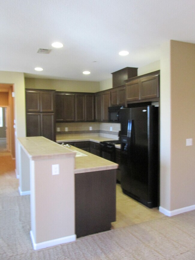 Building Photo - Updated Condo with Balcony in the Rivage at The Parkway