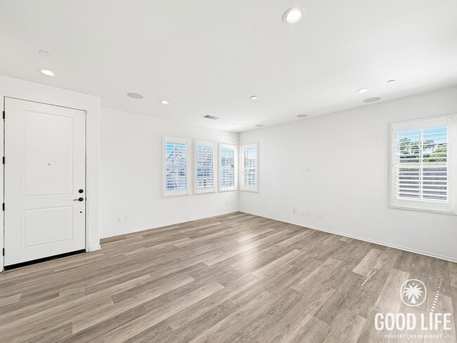 Building Photo - Stunning 2000+ sqft  4B/3BA Home in a Great Community!