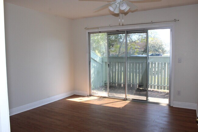 Building Photo - 1790 SE Ryecroft Ct
