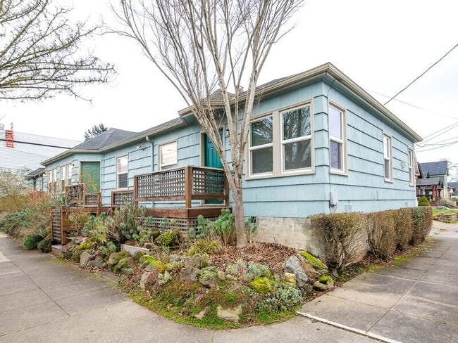 Building Photo - 927 NE Alberta St