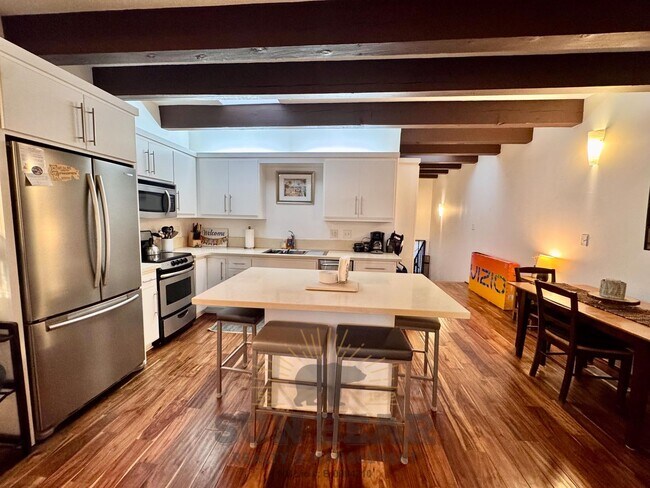 Building Photo - Beautiful furnished 3 bedroom! Great Locat...