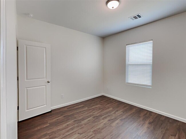 Building Photo - 5023 Highland Crest Dr