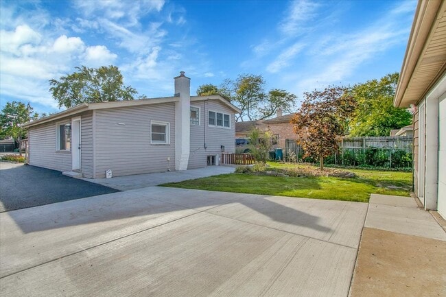 Building Photo - 329 E Jefferson St