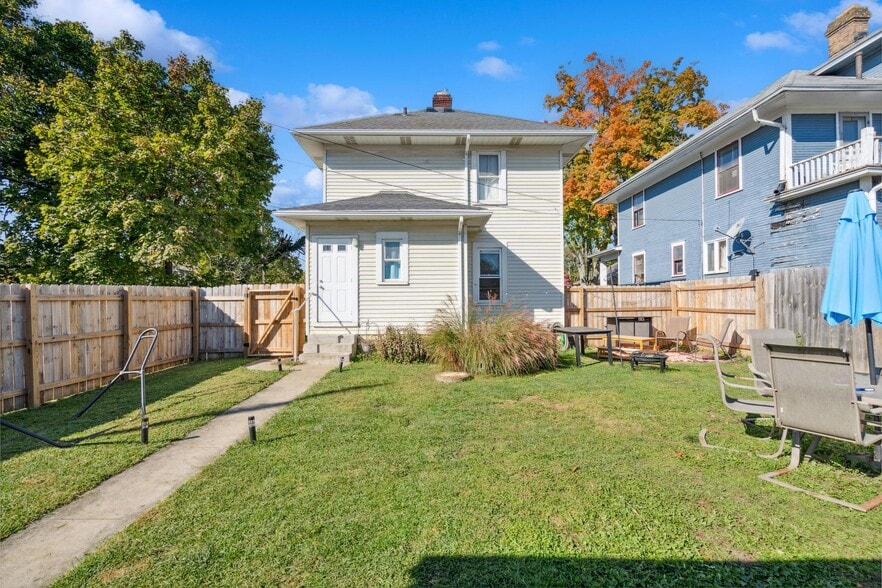 Building Photo - 1124 Elm St