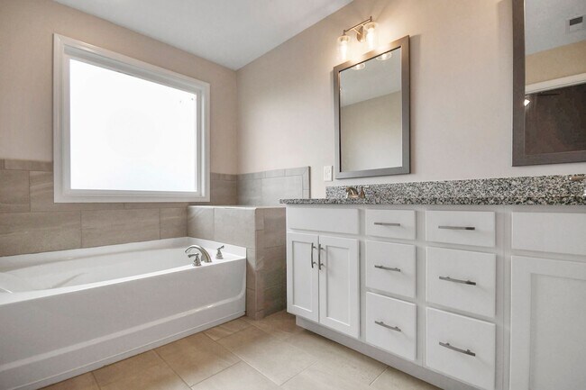 Building Photo - Pet Friendly Four Bedroom!