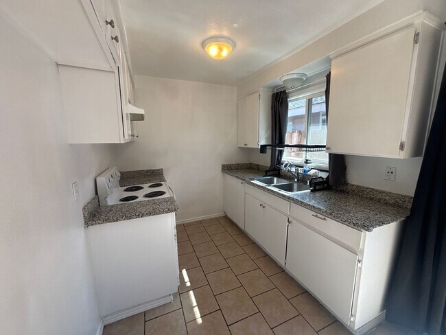 Building Photo - 826 Astor Dr