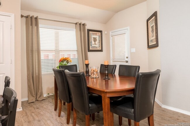 Dinning - 8410 Blackstone