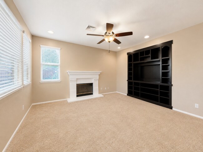 Building Photo - Beautiful Heritage Lake 3 Bedroom+ House for rent