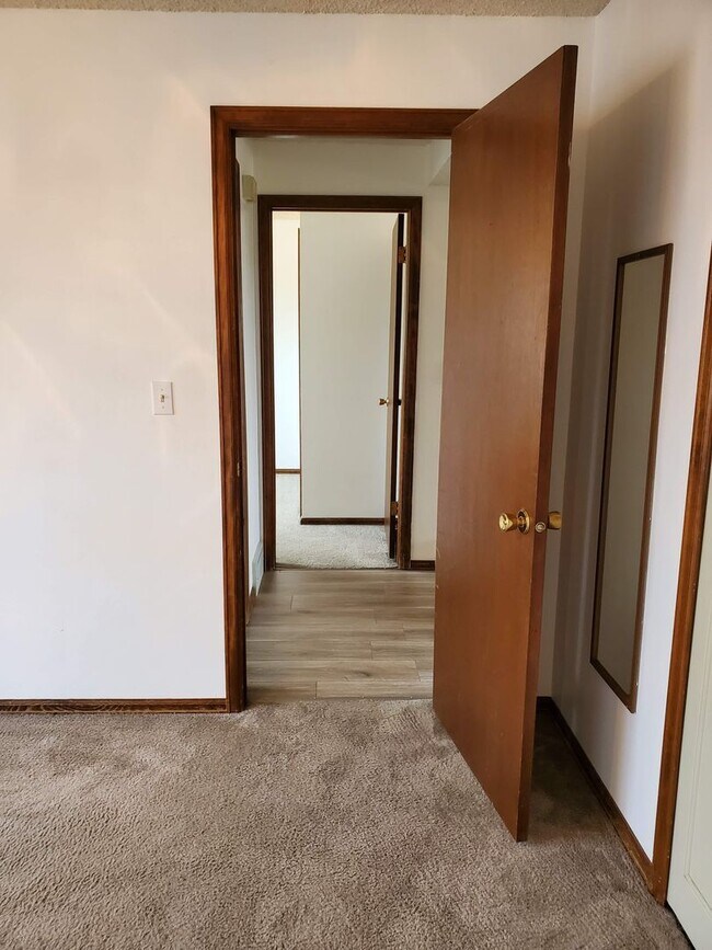 Building Photo - 2 bedroom, 1 bath - Great location!