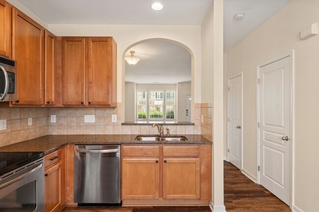 Building Photo - Excellent 2 BR Townhome close to Downtown Raleigh.  Available now!