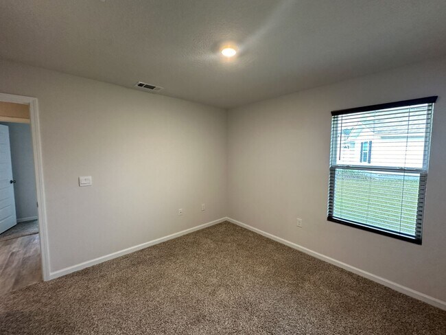 Building Photo - 4 bedroom 2 bath home in the Woodlands Subdivision in Milton, FL!