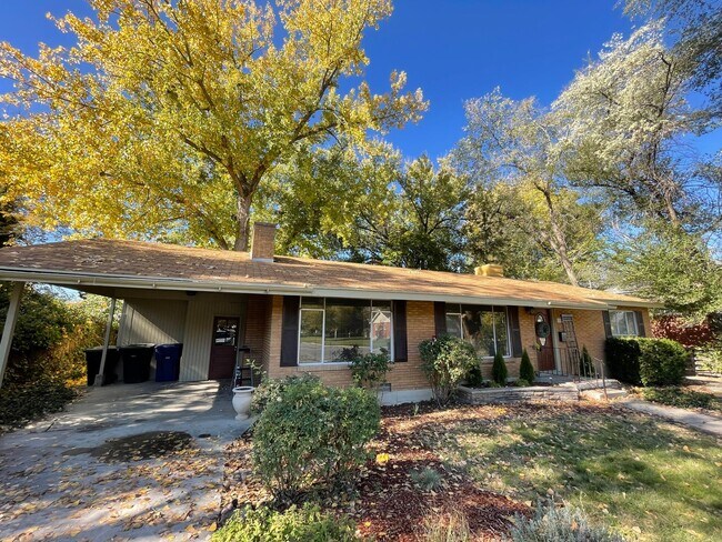 Building Photo - Cozy Holladay Gem – 3 Bed, 2 Bath with Fen...