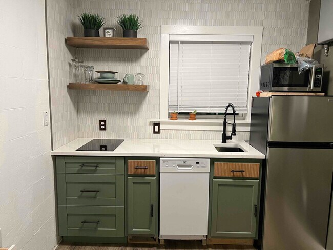 Building Photo - 1313 E Pineloch Ave