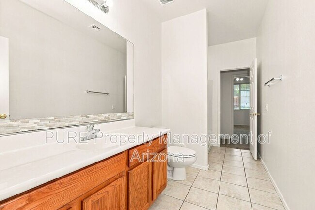 Building Photo - 1136 E Nickleback St