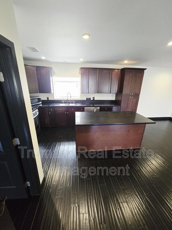 Building Photo - 12426 Moorpark St