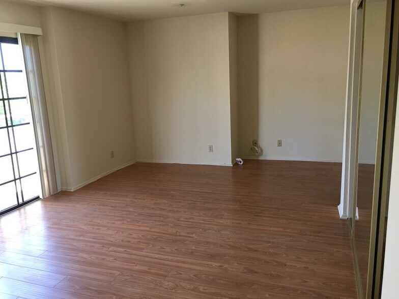 Master Bedroom - 472 S El Molino Ave