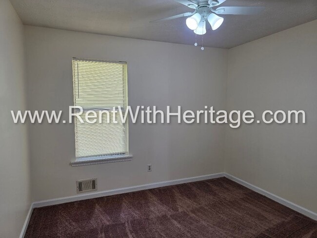 Building Photo - Amazing 3 bedroom, 2.5 bath townhome/ Great Roommate Floorplan / Great Location