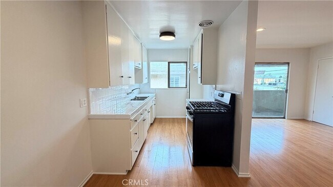 Building Photo - 919 N Orange Grove Ave