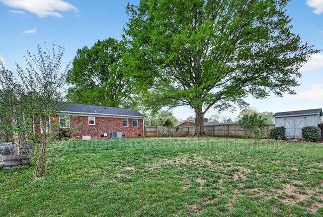 Building Photo - 2312 Bonnie Ln